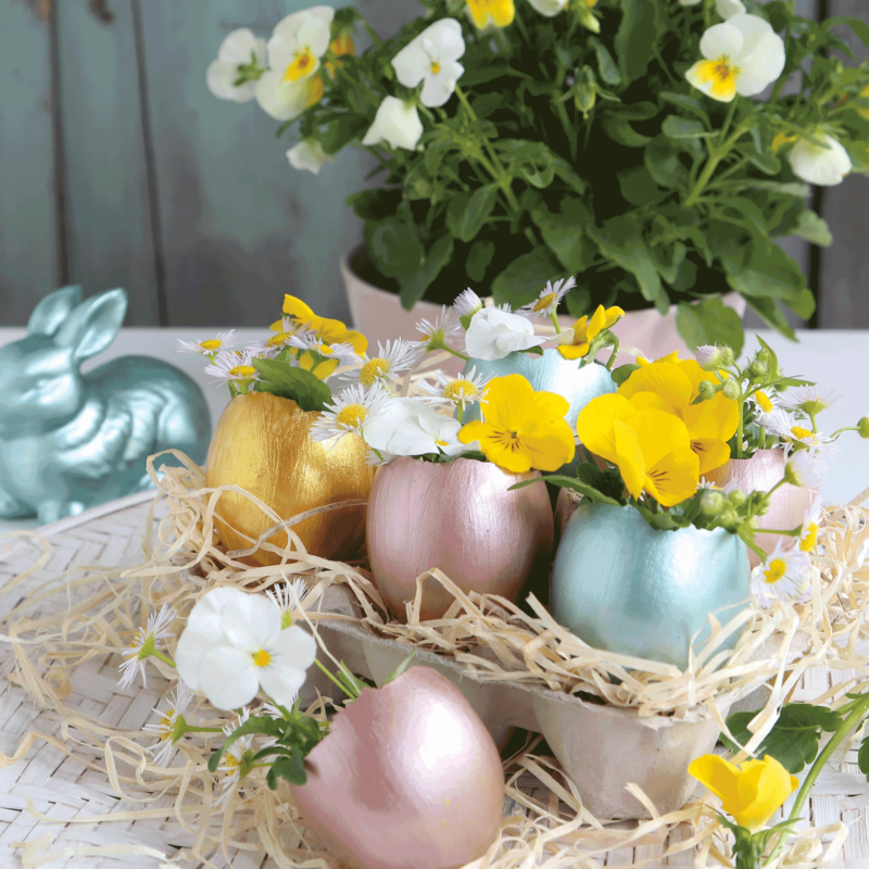 Ostereierschalen Vasen mit Blumendekor